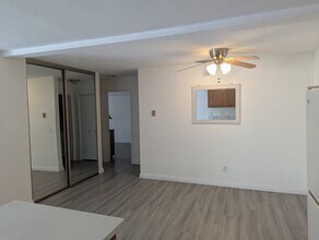 8308 Regents Rd, Unit 1E in San Diego, CA - Building Photo - Building Photo