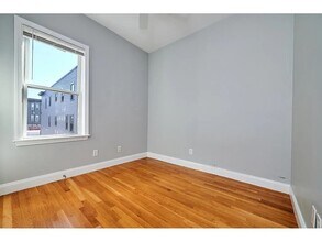 5 Transit St, Unit 2 in Boston, MA - Foto de edificio - Building Photo