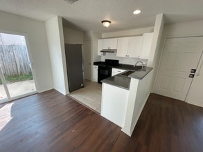 8826 Meadow Trace St in San Antonio, TX - Building Photo - Building Photo