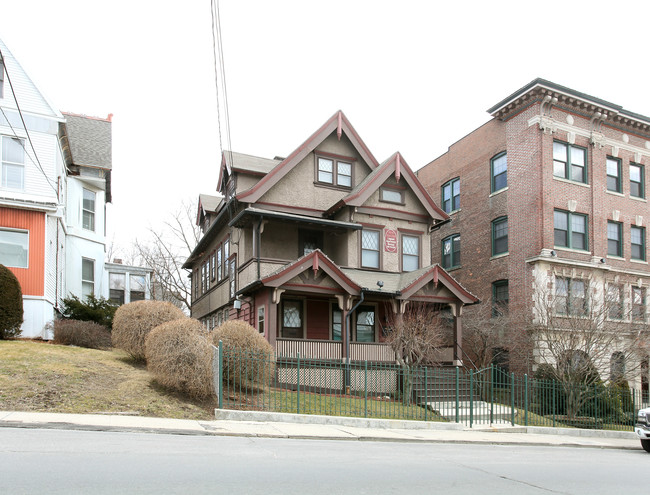 90 Willow St in Waterbury, CT - Building Photo - Building Photo