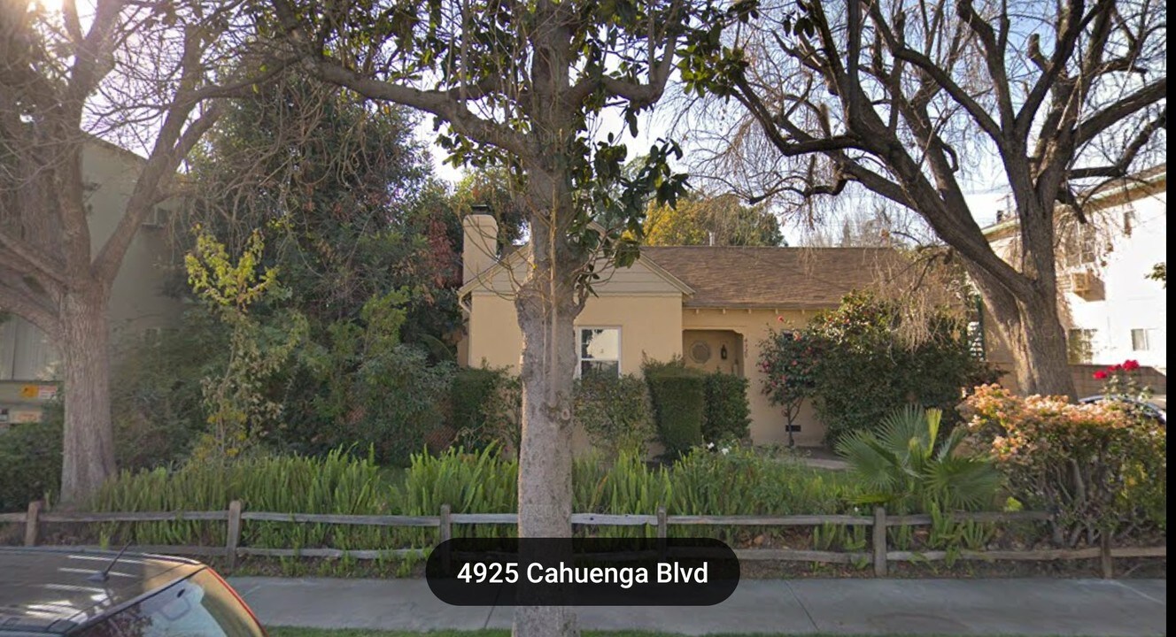 4925 Cahuenga Blvd in Los Angeles, CA - Building Photo
