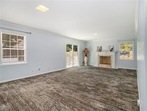 1770 N Springs Dr in Dunwoody, GA - Foto de edificio - Building Photo