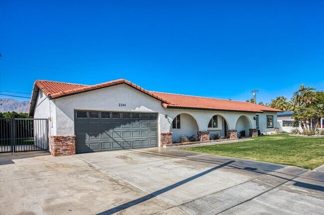 2241 N San Gorgonio Rd in Palm Springs, CA - Building Photo - Building Photo