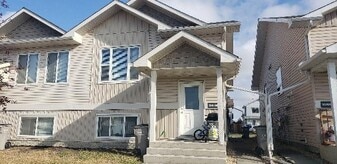 9010-9092 92 Ave in Grande Prairie, AB - Building Photo