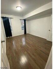 32 Dickerson St in Newark, NJ - Building Photo - Building Photo