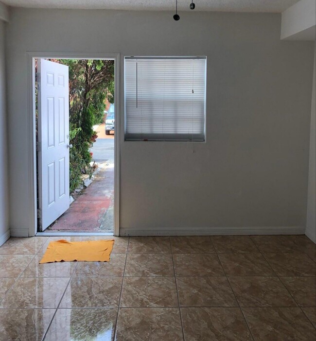 1084 W 42nd Pl, Unit 1 in Hialeah, FL - Foto de edificio - Building Photo