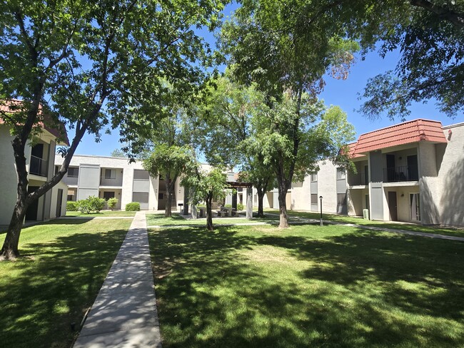 Hidden Village in Glendale, AZ - Foto de edificio - Building Photo