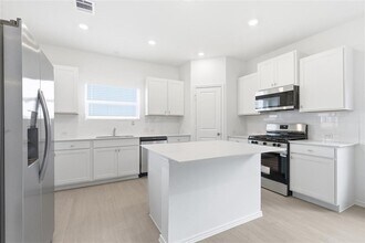 1404 Roaming Oak Bnd in Andice, TX - Foto de edificio - Building Photo