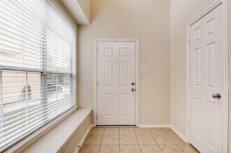 87 N Burberry Park in Spring, TX - Foto de edificio - Building Photo