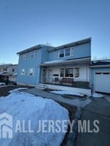 18 Jill Ct in Edison, NJ - Building Photo