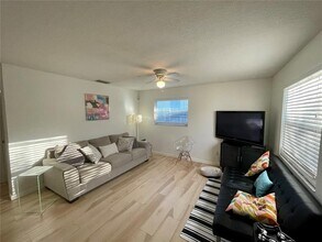 1015 S Tuttle Ave in Sarasota, FL - Foto de edificio - Building Photo