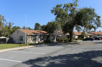 Little Oaks Apartments in Eustis, FL - Foto de edificio - Building Photo