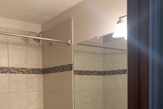 2041 Sturbridge Cir in Anchorage, AK - Foto de edificio - Building Photo