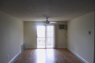 7 Wildwood St, Unit 7 Wildwood St, Dracut, MA 01826 in Dracut, MA - Building Photo - Building Photo