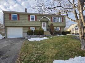 32 Monroe St in Milford, CT - Building Photo