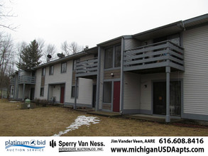 Whispering Winds Apartments in Clare, MI - Building Photo - Building Photo