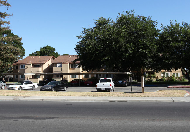 Valley Manor Apartments in Newman, CA - Building Photo - Building Photo