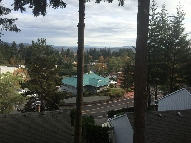 Caufield Park Apartments in West Linn, OR - Building Photo - Building Photo