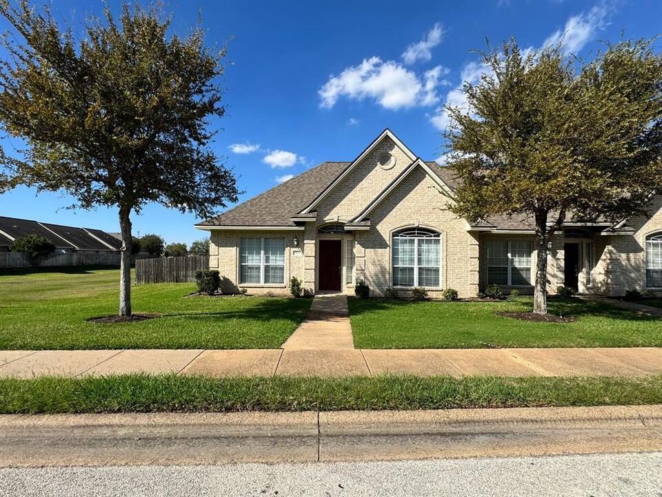 513 Fraternity Row in College Station, TX - Building Photo