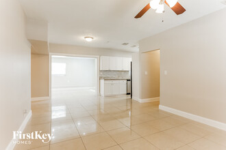3379 SW 17th St in Fort Lauderdale, FL - Building Photo - Building Photo
