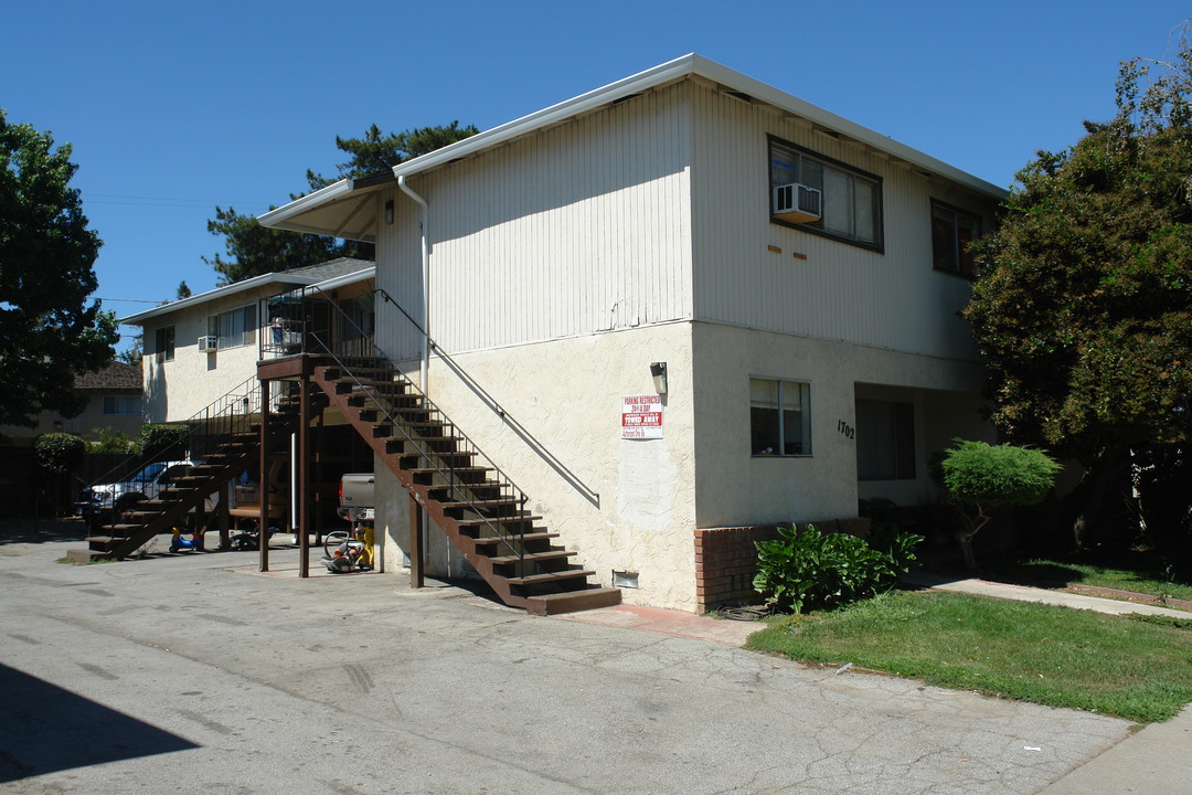 1702 De Rose Way in San Jose, CA - Foto de edificio