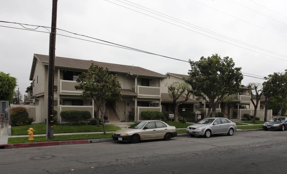 Woodside Apartments in Anaheim, CA - Building Photo