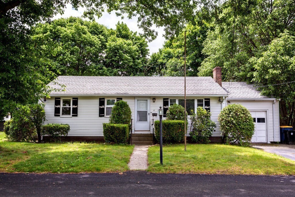 17 Suffolk Rd in Sharon, MA - Building Photo