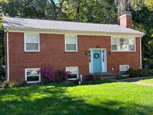 2310 Wayne Ave in Charlottesville, VA - Foto de edificio - Building Photo