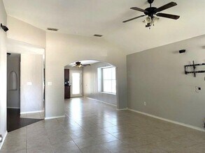 1911 Stone Field Ln in Laredo, TX - Foto de edificio - Building Photo