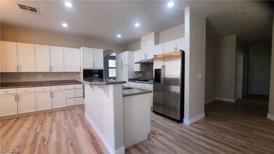 8885 Waltzing Waters Ct in Las Vegas, NV - Building Photo - Building Photo