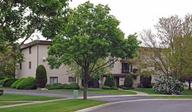 8333-8337 Captons Ln in Darien, IL - Foto de edificio - Building Photo