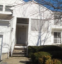123 Smithfield Ct in Bernards, NJ - Building Photo