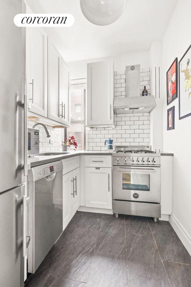357 W 55th St in New York, NY - Building Photo - Building Photo