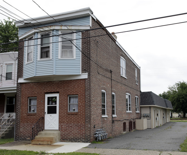 327 Powhattan Ave in Essington, PA - Foto de edificio - Building Photo