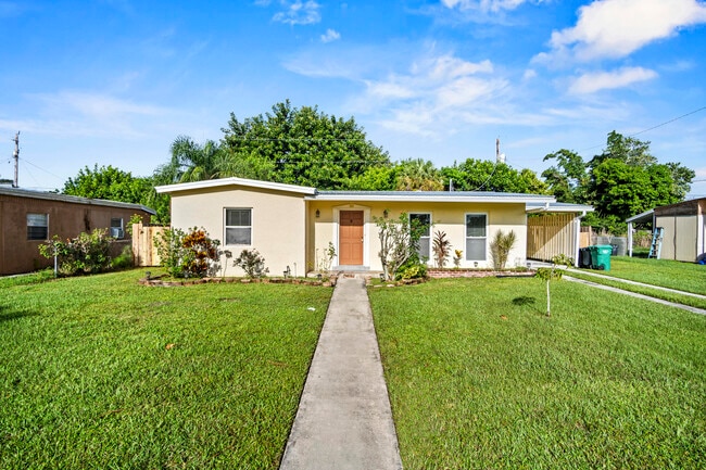 351 SE Solaz Ave in Port St. Lucie, FL - Foto de edificio - Building Photo