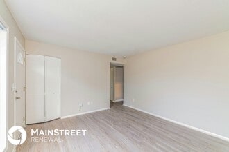 7512 Greenwood Rd in Louisville, KY - Building Photo - Building Photo