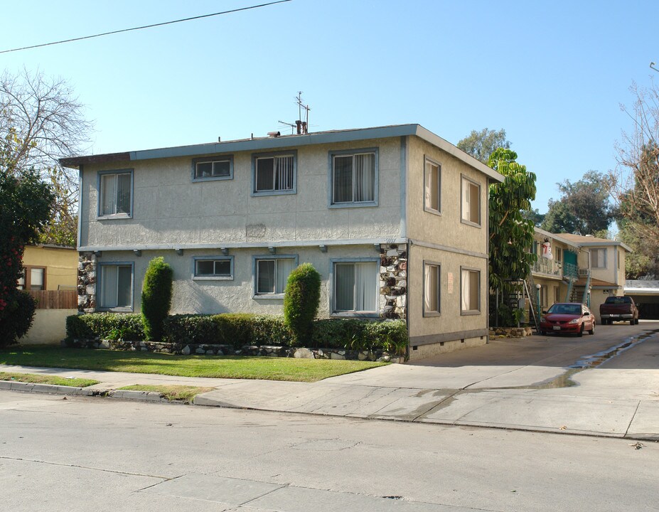 5037 Bakman Ave in North Hollywood, CA - Building Photo