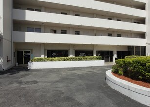 Bayshore Yacht & Tennis Club in North Bay Village, FL - Building Photo - Building Photo