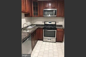 5106 F St SE, Unit 8 in Washington, DC - Foto de edificio - Building Photo