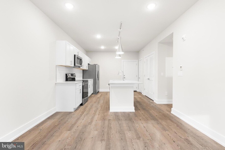 214 Vine St, Unit 436 in Philadelphia, PA - Building Photo