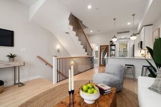 174 Fisher Ave, Unit C in Boston, MA - Foto de edificio - Building Photo