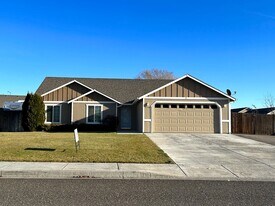 3102 S Highlands Blvd in West Richland, WA - Building Photo