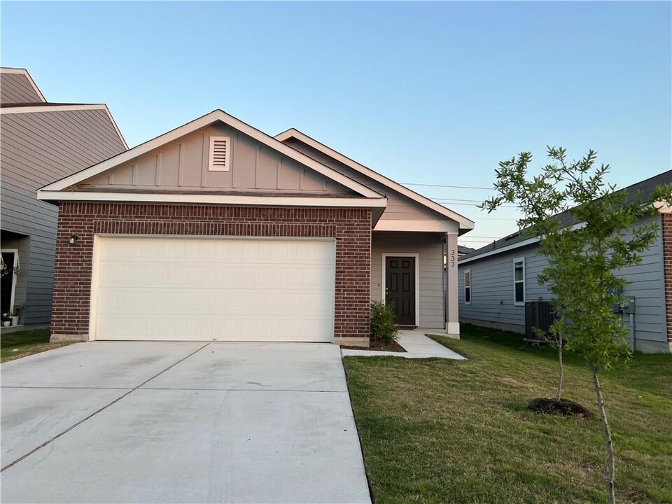 337 Wonderful Life Way in Jarrell, TX - Building Photo