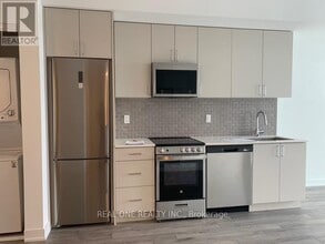 1005 Dundas St E in Oakville, ON - Building Photo - Building Photo