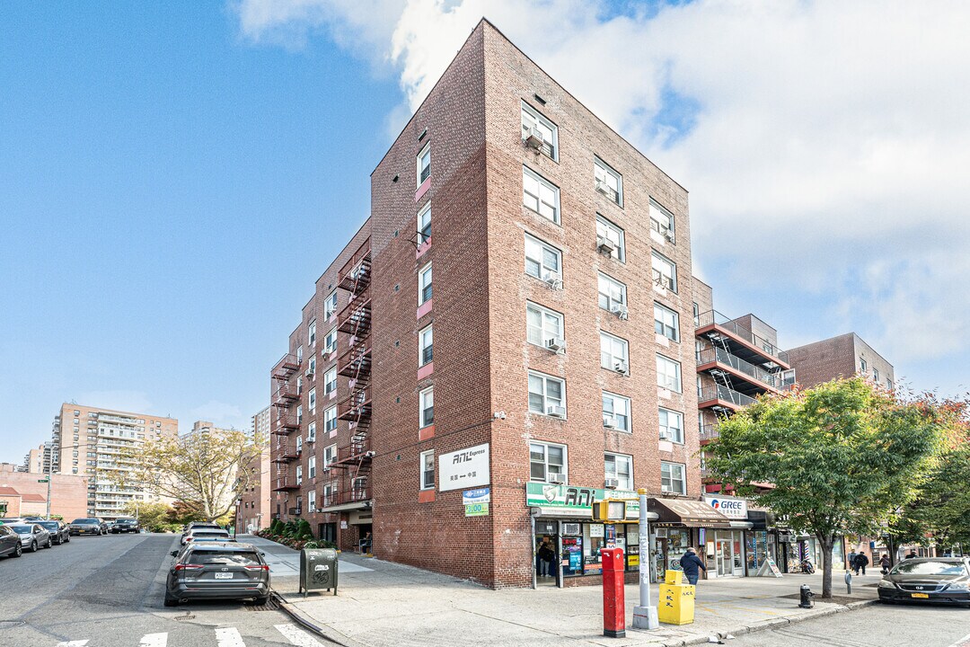136-04 Main St in Flushing, NY - Building Photo