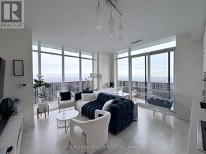 8 Eglinton Ave E in Toronto, ON - Building Photo - Building Photo