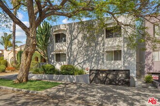 1006 Havenhurst Dr in Los Angeles, CA - Building Photo - Building Photo