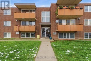 19 Manchester Ave in St Catharines, ON - Building Photo