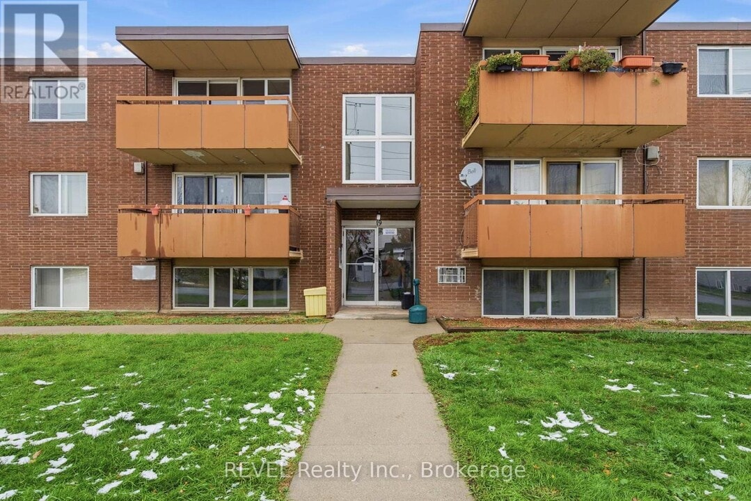 19 Manchester Ave in St Catharines, ON - Building Photo