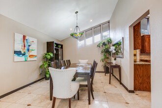 7307 Spring Valley Rd in Dallas, TX - Foto de edificio - Building Photo